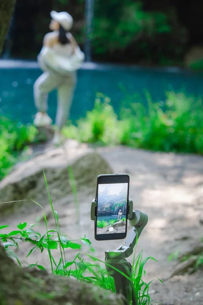 Жінка Стріляє Себе Телефону Пішки Дивлячись Простір Копіювання Водоспаду — стокове фото