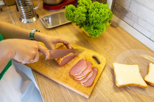 Göra Smörgås Skivning Skinka Skärbräda Kopiera Utrymme — Stockfoto