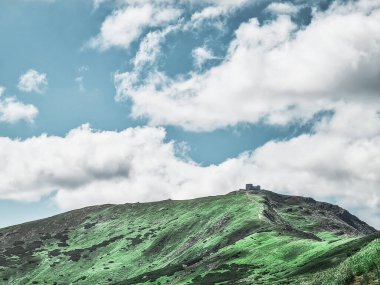 Karpat Dağları 'nın zirvesindeki eski gözlemevi manzarası. Boşluğu kopyala