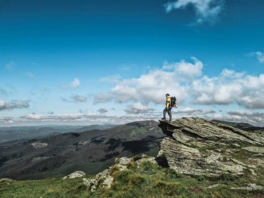 Dağlardaki genç yürüyüşçü. Yaz yürüyüşü yolu. Boşluğu kopyala.