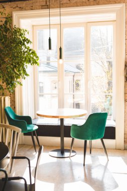 Pencerenin yakınındaki kafede boş tablo İçinin içindeki kopyalama alanı