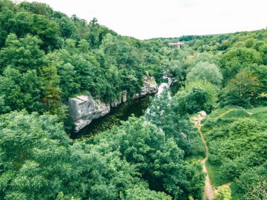 Yukarıdaki kanyonda nehir. Üst görünüm. Yer işaretini kopyala