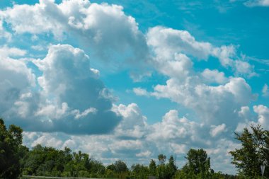 Mavi gökyüzündeki beyaz bulutlar boşluğu kopyalayın