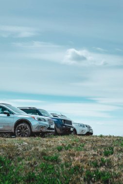 Dağların zirvesinde üç SUV arabası. kopyalama alanı. yaz zamanı