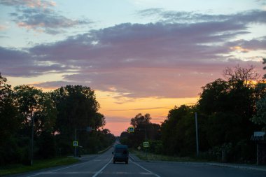 Renkli günbatımı bulutları doğadaki uzay güzelliğini taklit eder