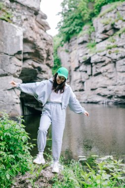Yürüyüşçü kadın, doğadaki kanyon güzelliğinin tadını çıkarıyor.