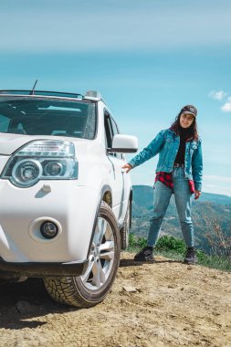 Dağ tepesinde SUV 'de oturan kadınlar. Yürüyüş konsepti. off road