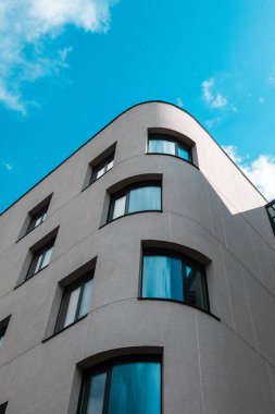 Modern bina mavi gökyüzü güneşli gün fotokopi alanı