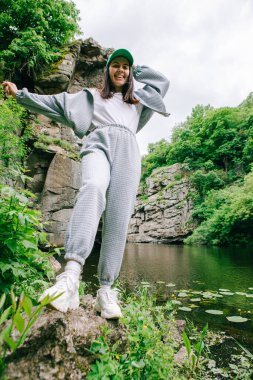 Yürüyüşçü kadın, doğadaki kanyon güzelliğinin tadını çıkarıyor.