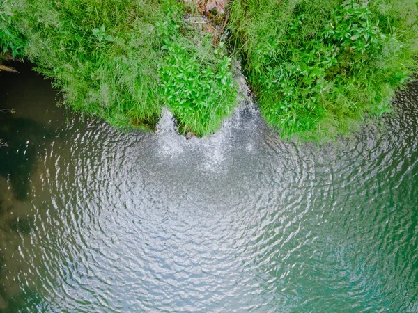 青い湖のコピースペースで美しい滝の空中ビュー — ストック写真