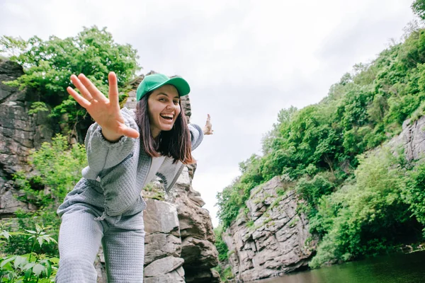 Escursionista Donna Godendo Vista Del Fiume Canyon Bellezza Nella Natura — Foto Stock