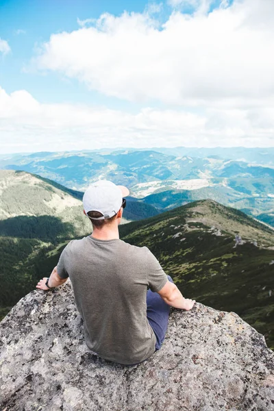 Genç Güçlü Bir Adam Dağın Tepesindeki Kayanın Tepesinde Oturmuş Manzaranın — Stok fotoğraf