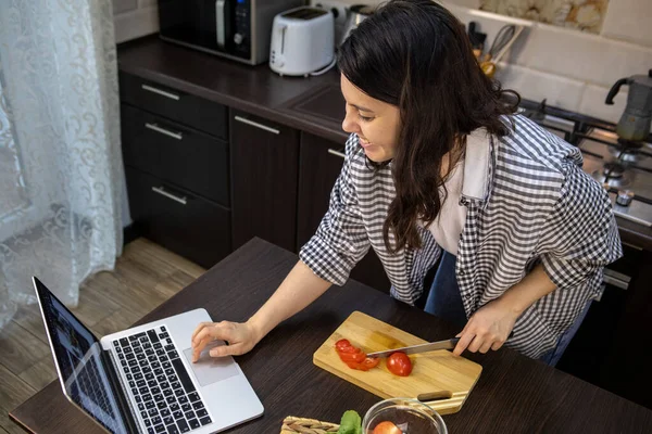 Mulher Cozinhar Verificando Receita Espaço Cópia Laptop — Fotografia de Stock