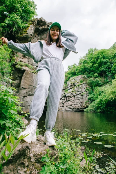 Yürüyüşçü kadın, doğadaki kanyon güzelliğinin tadını çıkarıyor.