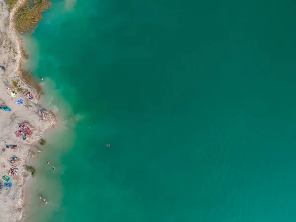 Letecký Pohled Lidi Plavat Modré Azurové Vodě Opalování Odpočinku Písečné — Stock fotografie