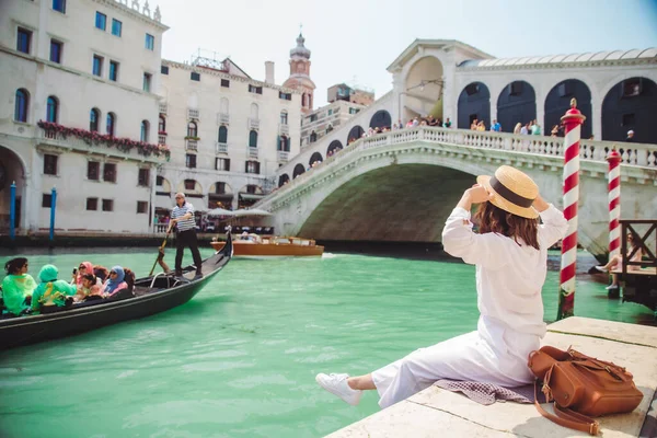 Woman Sitting Rialto Bridge Venice Italy Looking Grand Canal Gondolas — Stock Photo, Image