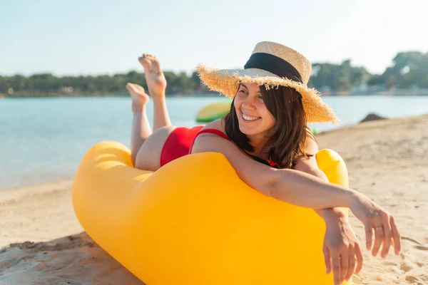 Junge Hübsche Frau Rotem Badeanzug Auf Gelbem Luftsofa Sommerlichen Meeresstrand — Stockfoto