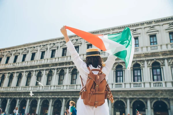 Kobieta Włoską Flagą Widok Tyłu Lato Świętych Znaków Kwadratowych — Zdjęcie stockowe