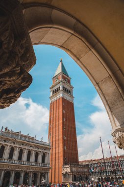 Venedik, İtalya - 25 Mayıs 2019: Saint Mark Meydanı 'ndaki çan kulesinin manzarası