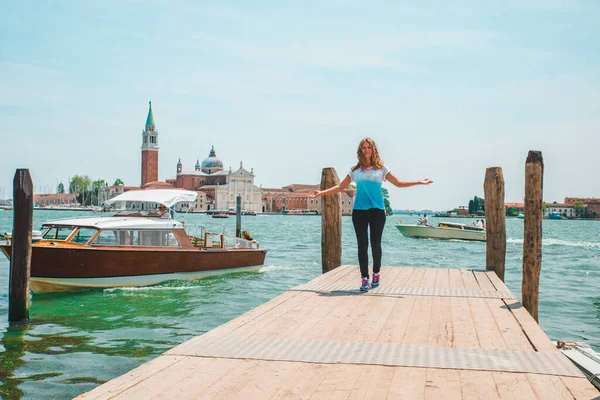 Turista Mulher Olhando Para Basílica San Giorgio Maggiore Veneza Itália — Fotografia de Stock