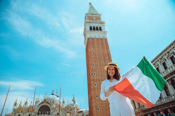 Olasz Zászló Közepén Velence Tér Harang Torony Háttérben Nyári Idő — Stock Fotó