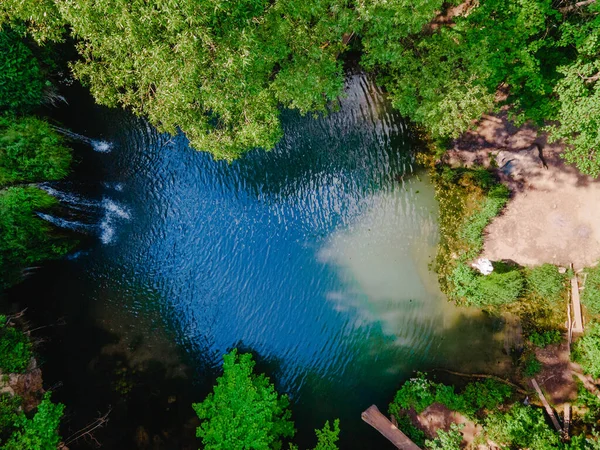 有蓝湖复制空间的美丽瀑布的鸟瞰 — 图库照片