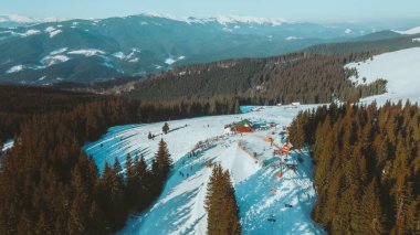 Eğri kopyalama alanı olan kayak merkezinin hava görüntüsü