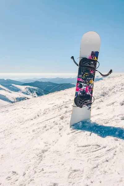 Snowboard Ραβδί Στο Χιόνι Βουνά Για Φόντο Αντίγραφο Χώρο — Φωτογραφία Αρχείου