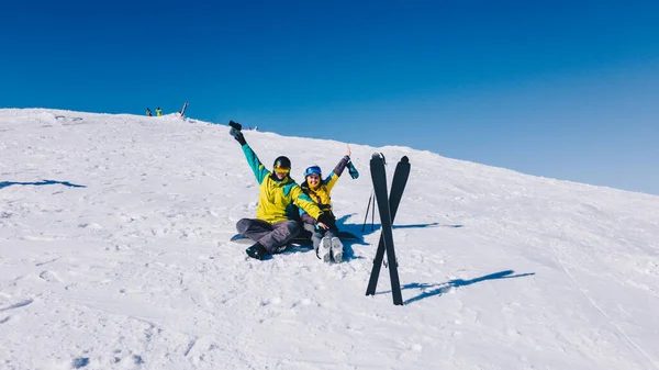 Esquiador Casal Snowboarder Topo Das Montanhas Dia Ensolarado Férias Inverno — Fotografia de Stock