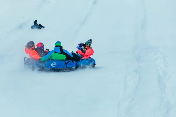 Lviv Ukraine Janeiro 2019 Pessoas Divertindo Tubulação Neve Para Baixo — Fotografia de Stock