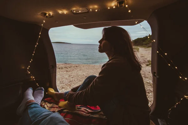 Pareja Tendida Maletero Del Coche Disfrutando Vista Playa — Foto de Stock