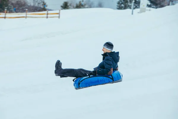 Lviv Ukraine 2019年1月7日 滑落在雪山上的充气管 冬季娱乐活动 速度运动 — 图库照片