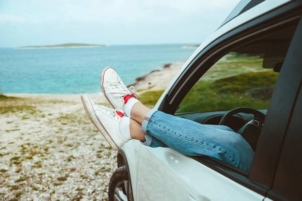 Männerbeine Ragen Aus Dem Strand Geparkten Auto Sommerferien — Stockfoto