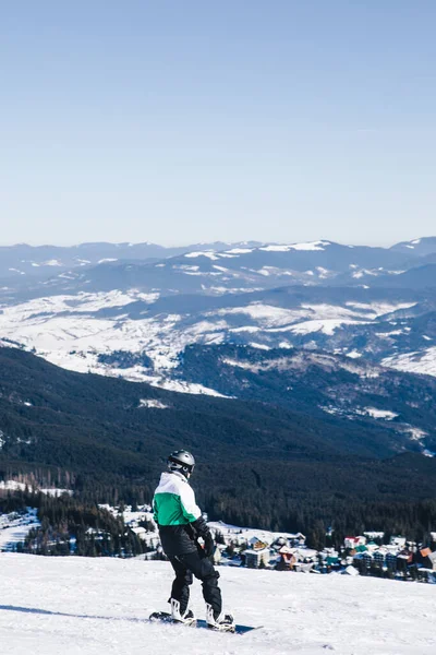 Άνθρωπος Snowboarder Στην Κορυφή Της Πλαγιάς Όμορφα Βουνά Του Χειμώνα — Φωτογραφία Αρχείου