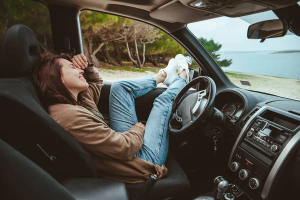 車の中で休んでる女性が海のビーチに停まって 夏休み — ストック写真