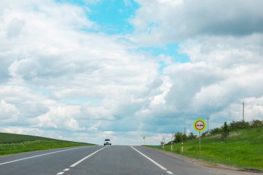 Yarış pistindeki araba güneşli gün beyaz bulutlar mavi gökyüzü boşluğu kopyalayın