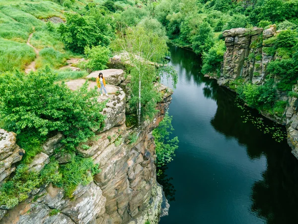 Donna Seduta Sulla Cima Godendo Della Vista Della Foresta Fluviale — Foto Stock