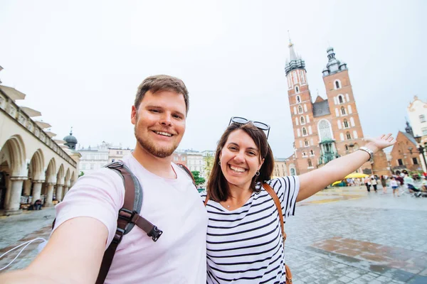 Χαμογελαστό Ζευγάρι Λήψη Selfie Στο Krakow Πλατεία Αγορά Εκκλησία Αγία — Φωτογραφία Αρχείου