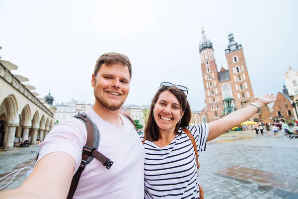 Sonriente Pareja Tomando Selfie Krakow Plaza Mercado Iglesia Santa Mary — Foto de Stock