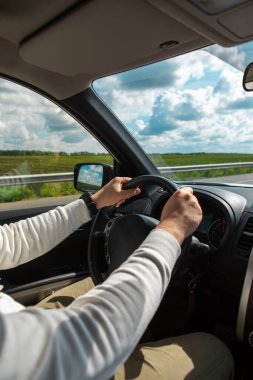 Adam elleri direksiyonda bulutlu güneşli bir günde fotokopi uzayı