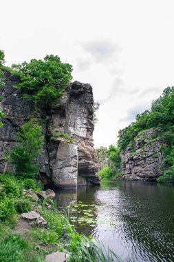 Kanyondaki nehir, yüksek kayalık kayalık alanı kopyala