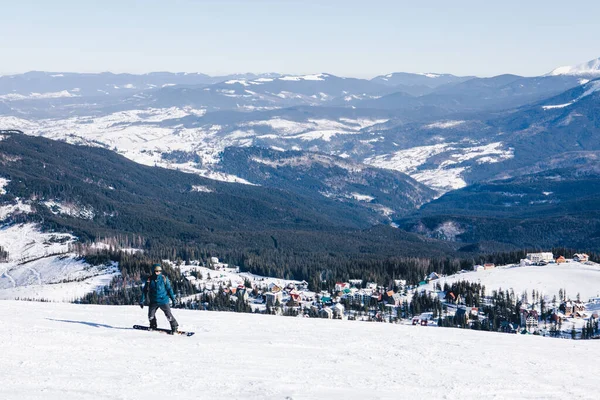 Homme Snowboarder Sommet Pente Belles Montagnes Hiver Vacances Hiver Espace — Photo