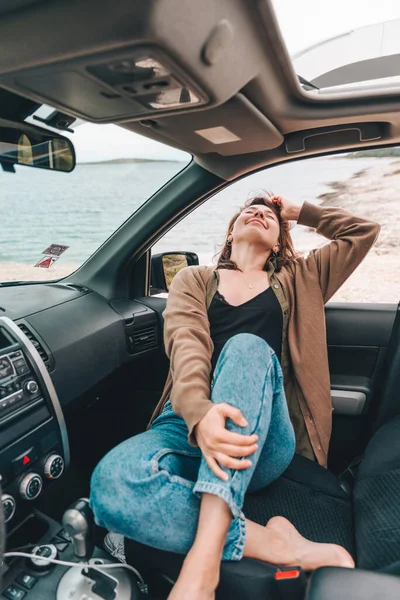 Frau Ruht Sich Auto Strand Aus Sommerferien — Stockfoto