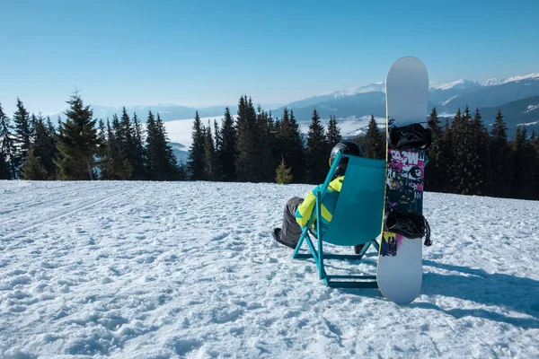 Homme Snowboarder Assis Dans Chaise Profitant Espace Copie Vue Montagnes — Photo