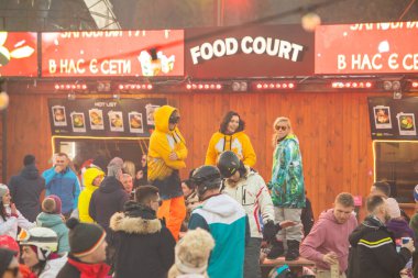 Snowboard gününden sonra insanlar partide dans ediyor. Kayak merkezi. Kış tatili atlas hafta sonu