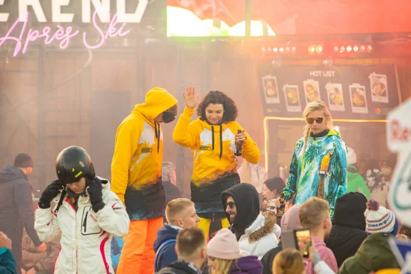 Folk Dansar Festen Efter Snowboarddagen Skidanläggning Vintersemester Atlas Helg — Stockfoto