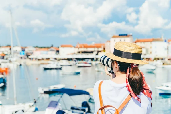 Femme Prenant Une Photo Ville Plage Mer Espace Copie — Photo