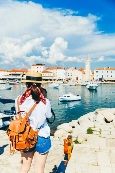 Frau Beim Fotografieren Der Stadt Meeresstrand Kopierraum — Stockfoto