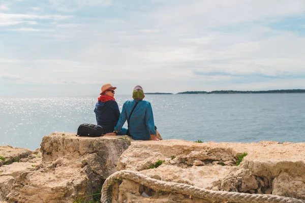 Pula Κροατία Μαΐου 2019 Ηλικιωμένο Ζευγάρι Που Κάθεται Απολαμβάνοντας Θέα — Φωτογραφία Αρχείου