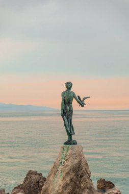 Hırvat yaz tatili turistik beldesindeki Opatija kentinde heykel
